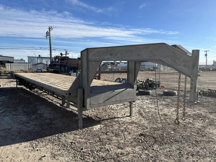 Gooseneck flat deck trailer