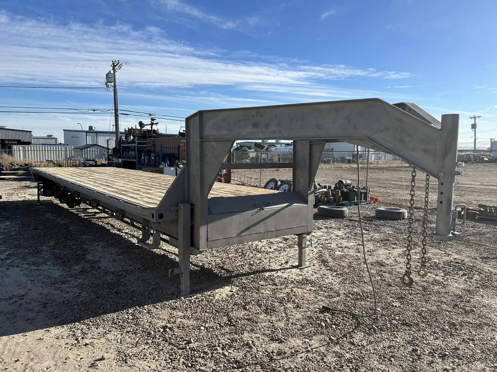 Gooseneck flat deck trailer